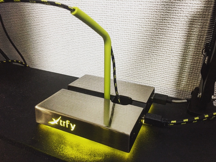 「Xtrfy B1」レビュー。LEDライティングを搭載、USB2.0ポート×4を備えUSBハブとしても活躍する多機能マウスバンジー