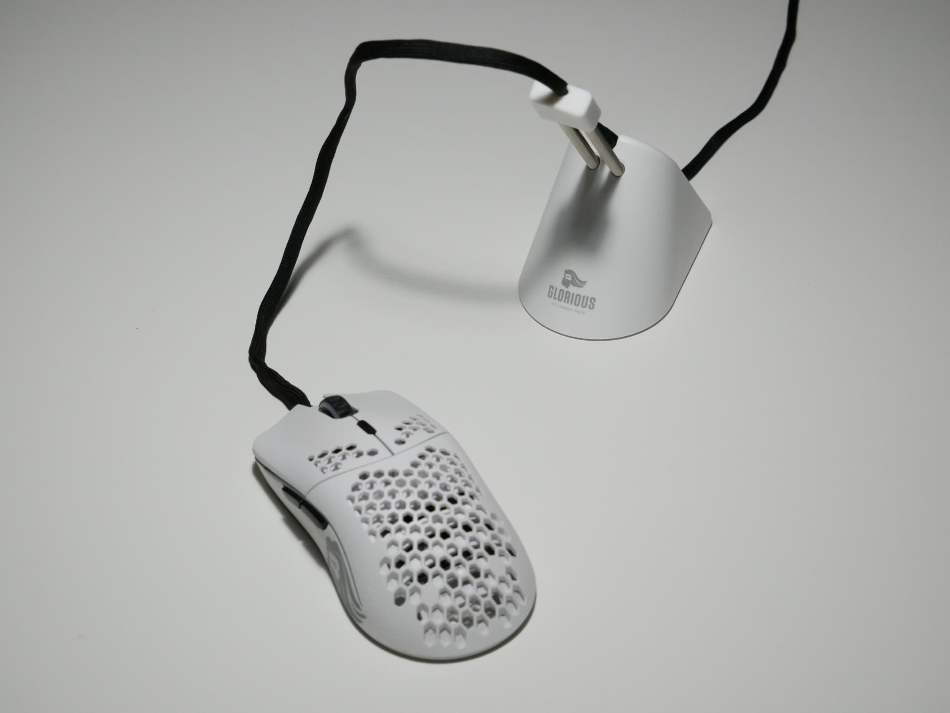 Glorious Mouse Bungee White レビュー パラコードケーブルとの組み合わせに最適なマウスバンジー Dpqp