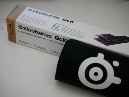 「SteelSeries QcK+」レビュー。長年ベストセラーを誇る定番ゲーミングマウスパッドはやや癖アリ