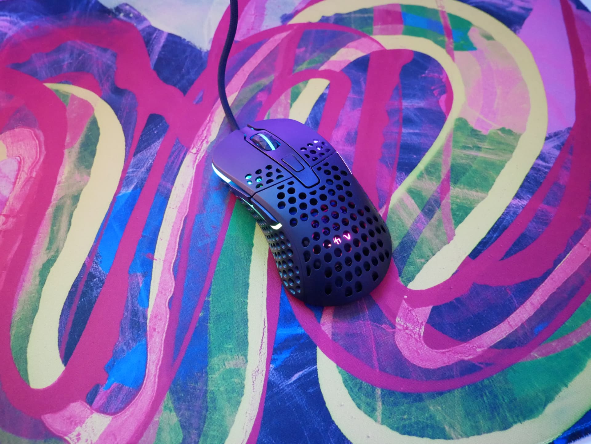 Xtrfy Gp4 レビュー アーティスティックなデザインが目を惹く 5色展開のゲーミングマウスパッド Dpqp