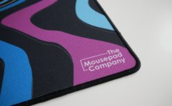「The Mousepad Company Strata Bold」レビュー。独特な滑走面と豊富なデザインが魅力のゲーミングマウスパッド