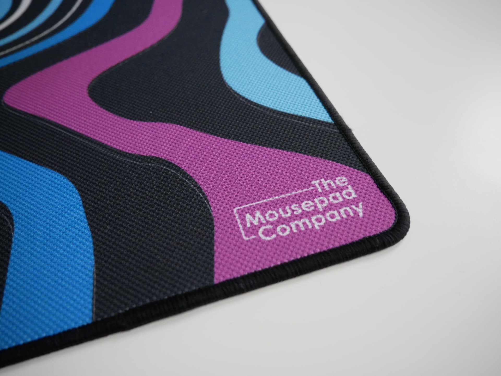 「The Mousepad Company Strata Bold」レビュー。独特な滑走面と豊富なデザインが魅力のゲーミングマウスパッド