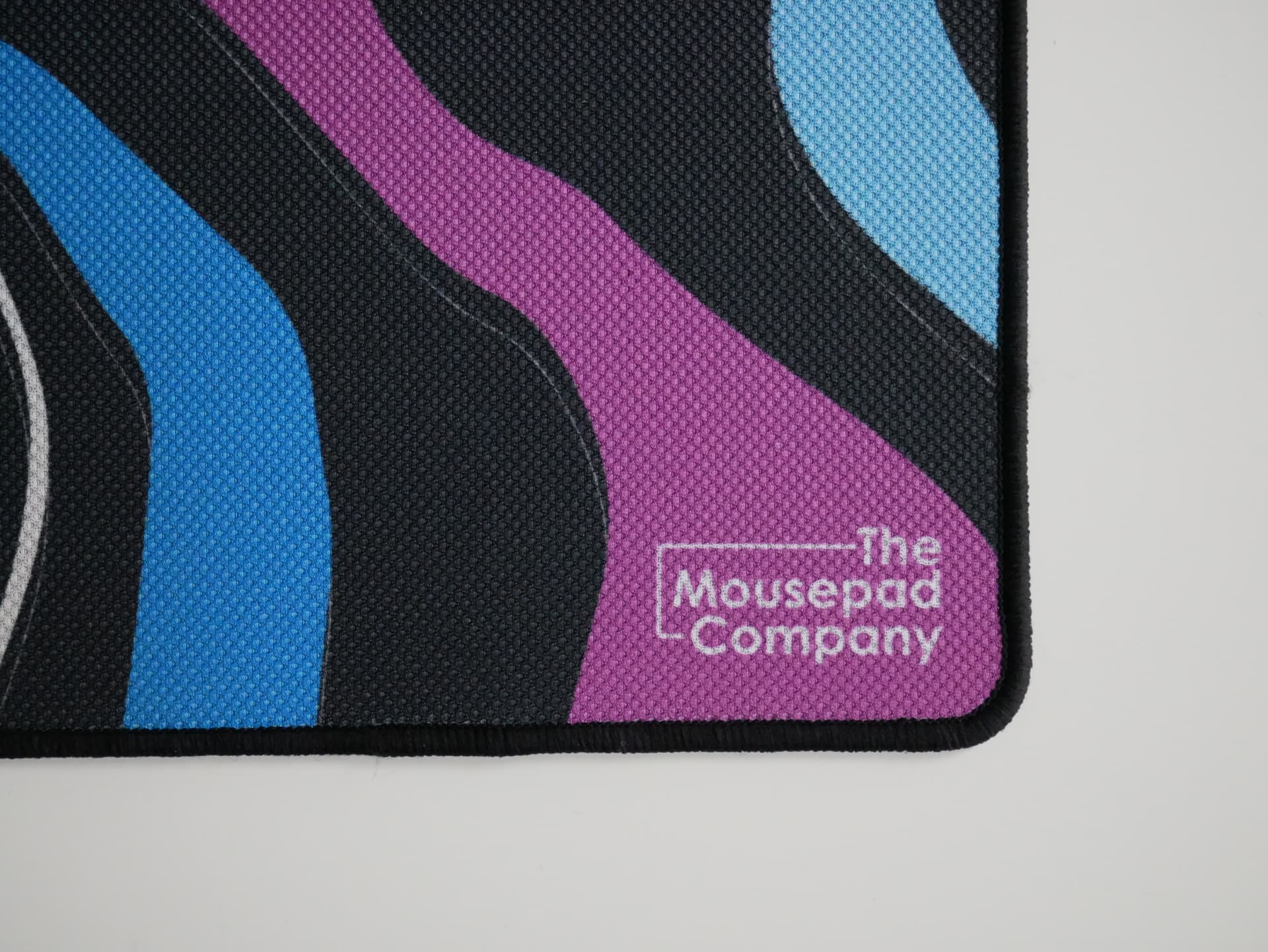 The Mousepad Company Strata Bold レビュー 独特な滑走面と豊富なデザインが魅力のゲーミングマウスパッド Dpqp