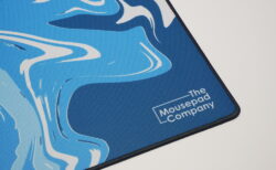 「The Mousepad Company Strata Liquid」レビュー。独自の滑走面を持つスピード系布製ゲーミングマウスパッド