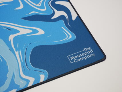 「The Mousepad Company Strata Liquid」レビュー。独自の滑走面を持つスピード系布製ゲーミングマウスパッド